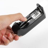 Зарядний пристрій для акумуляторів 18650 3.7 V BLC-001
