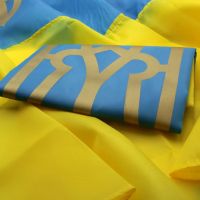 Великий тканинний прапор України 145х90 см з гербом жовто-синій український з кишенею для флагштока на стіну, древко жовтий з синім 145 х 90 габардин