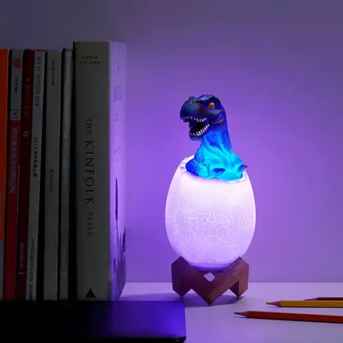 Дитячий настільний світильник Sunroz 3D Dinosaur lamp, Дитяча акумуляторна rgb лампа нічник динозавр в яйці на підставці 16 кольорів з пультом ДУ