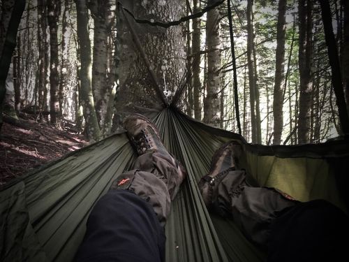 Підвісний туристичний нейлоновий гамак Hammock With Net Army до 200 кг з москітною сіткою для кемпінгу похідний гамак 263х135 Хакі Олива, Оливковий